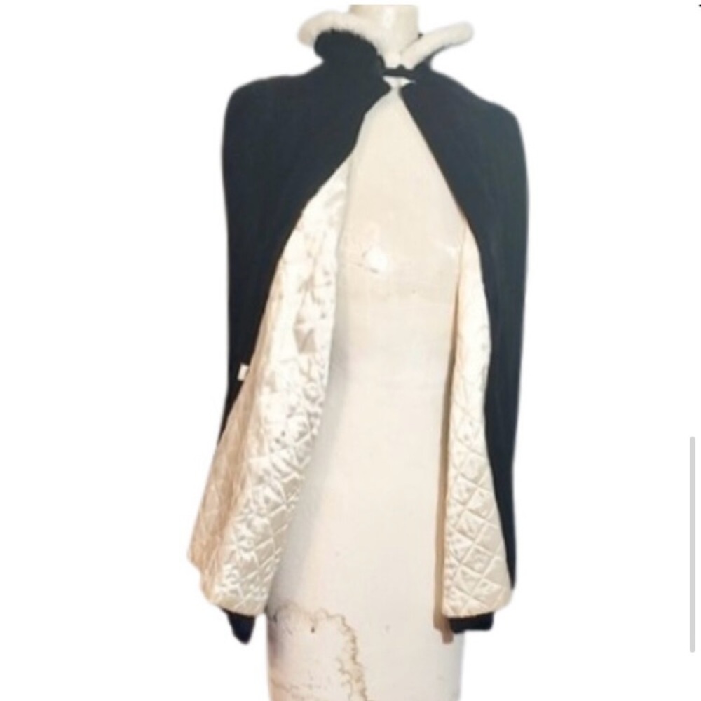 1930s Black Real Velvet Vintage Short Evening Cape With White Fur Trim Collar